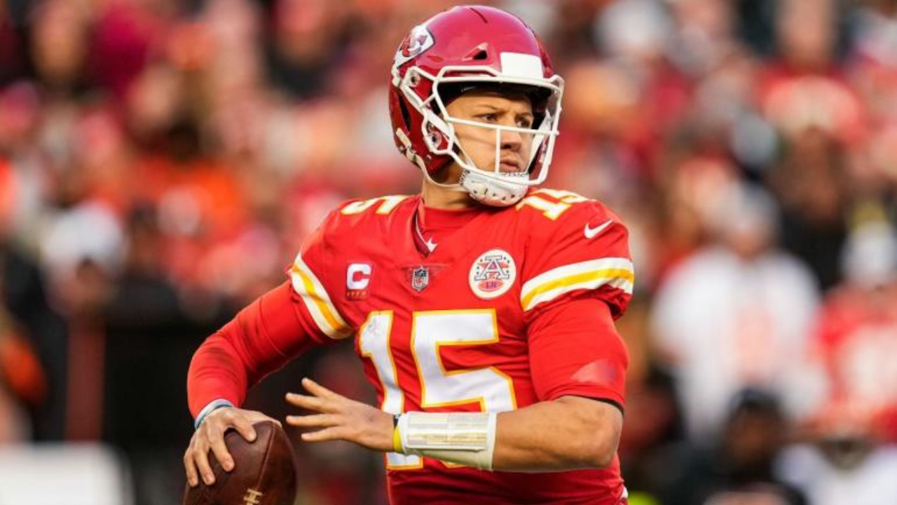 Patrick Mahomes, Quarterback e Melhor Jogador da NFL, É a Bola da Vez na  Série Ícones do Fortnite